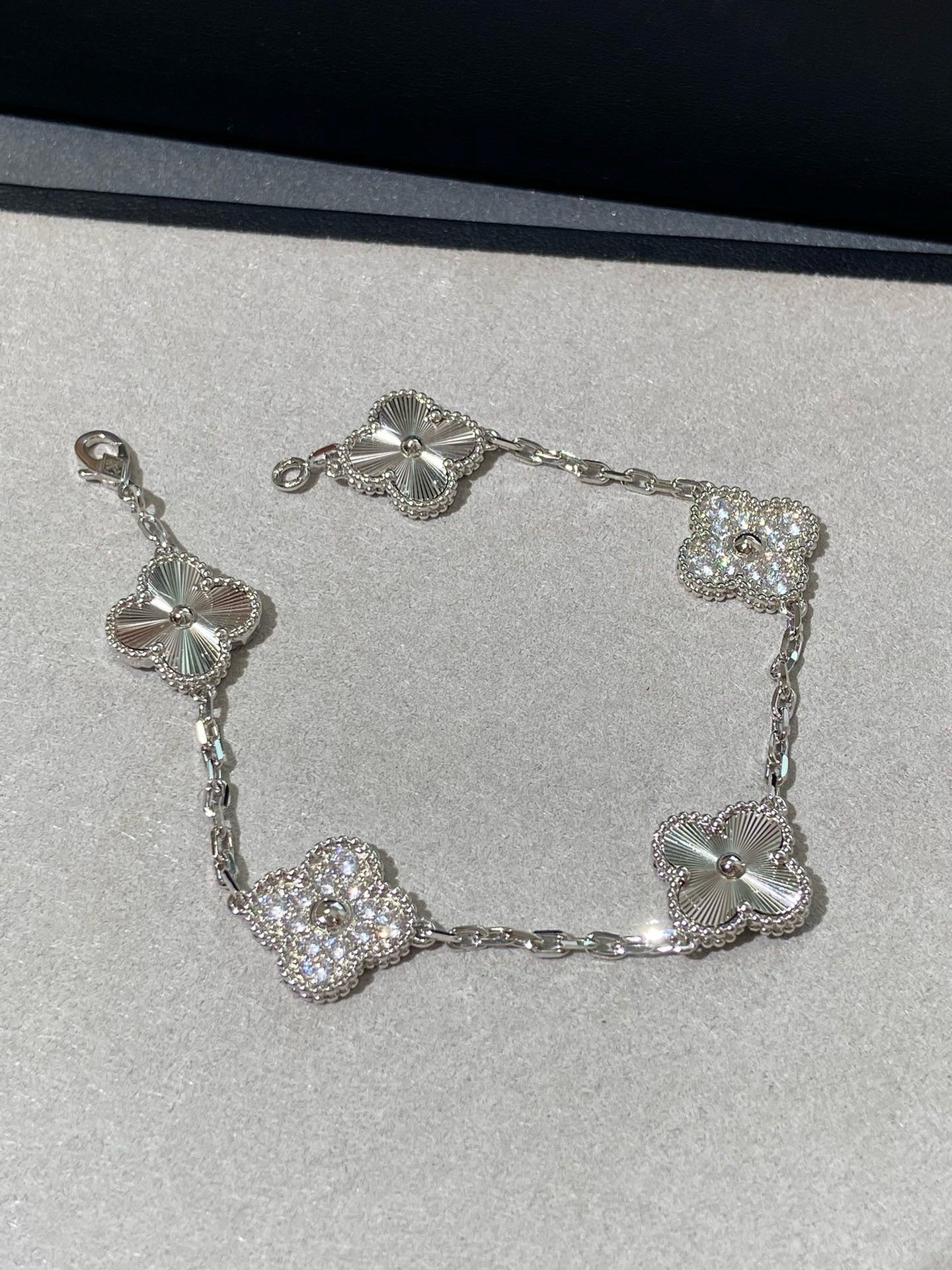 ダイヤ　ブレスレット、5モチーフ