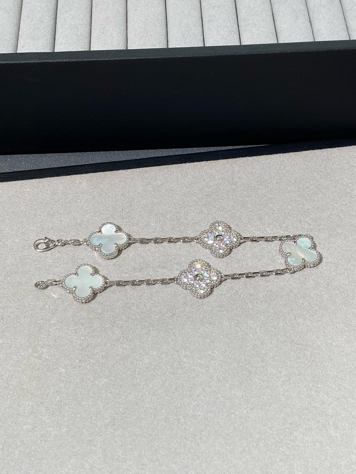 ダイヤ　ブレスレット、5モチーフ